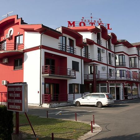 Taxi Bar Motel ボサンスカ・グラディシュカ エクステリア 写真