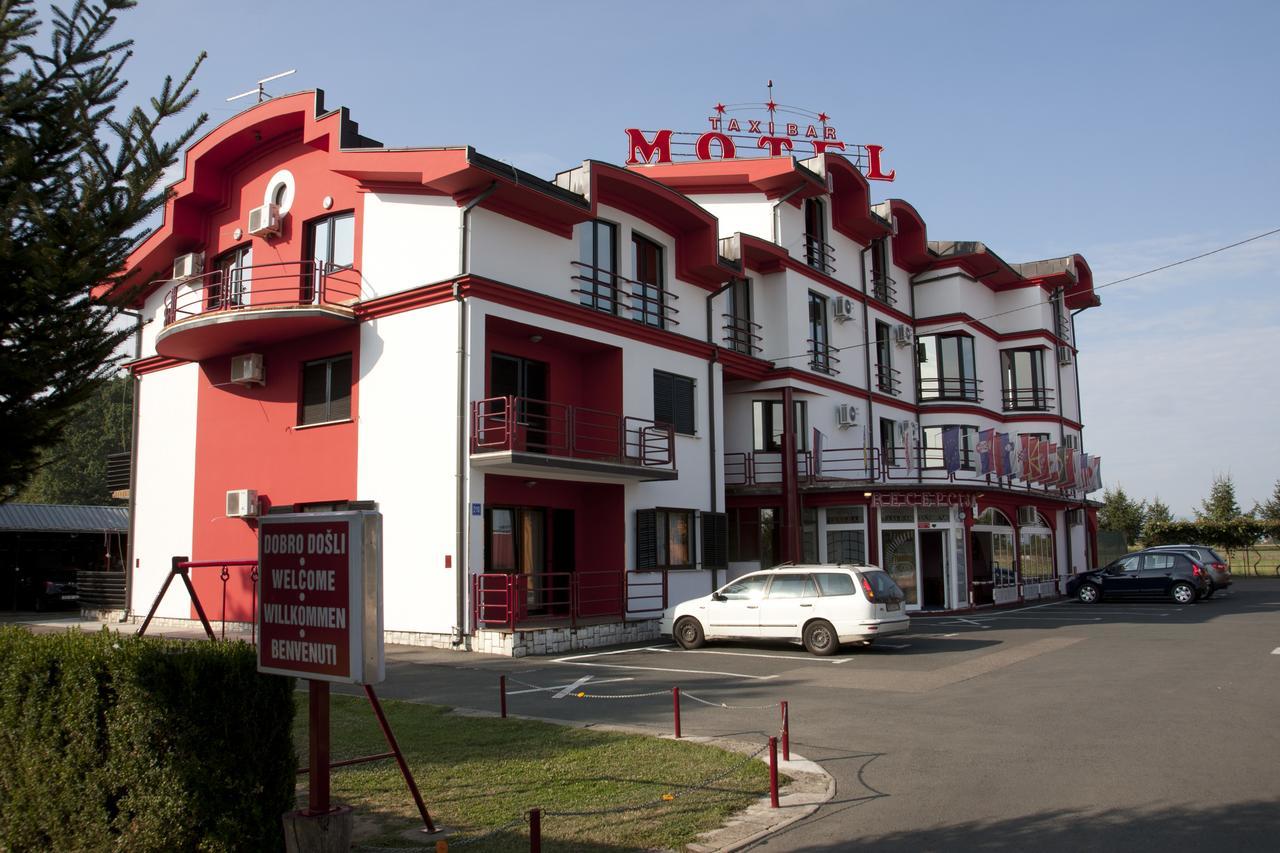 Taxi Bar Motel ボサンスカ・グラディシュカ エクステリア 写真