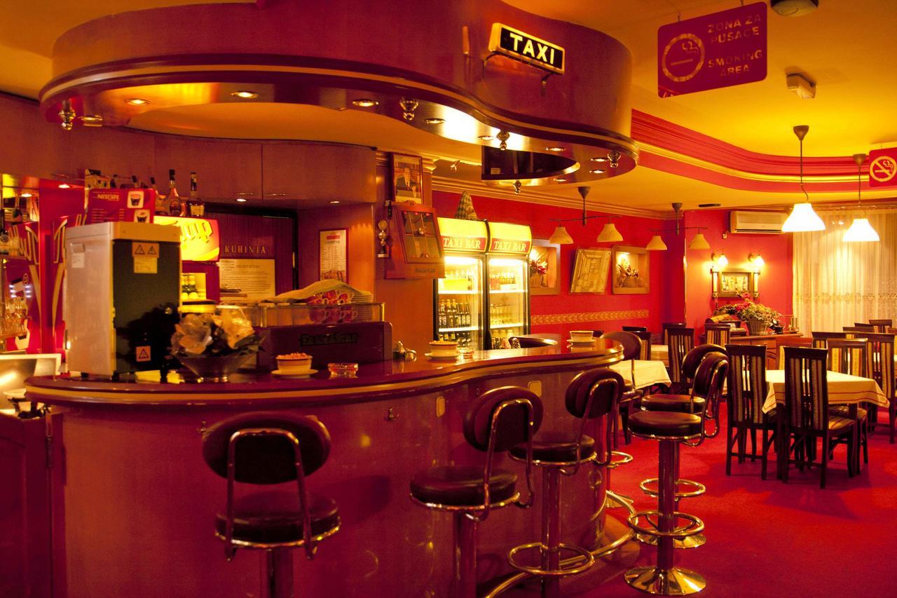 Taxi Bar Motel ボサンスカ・グラディシュカ エクステリア 写真