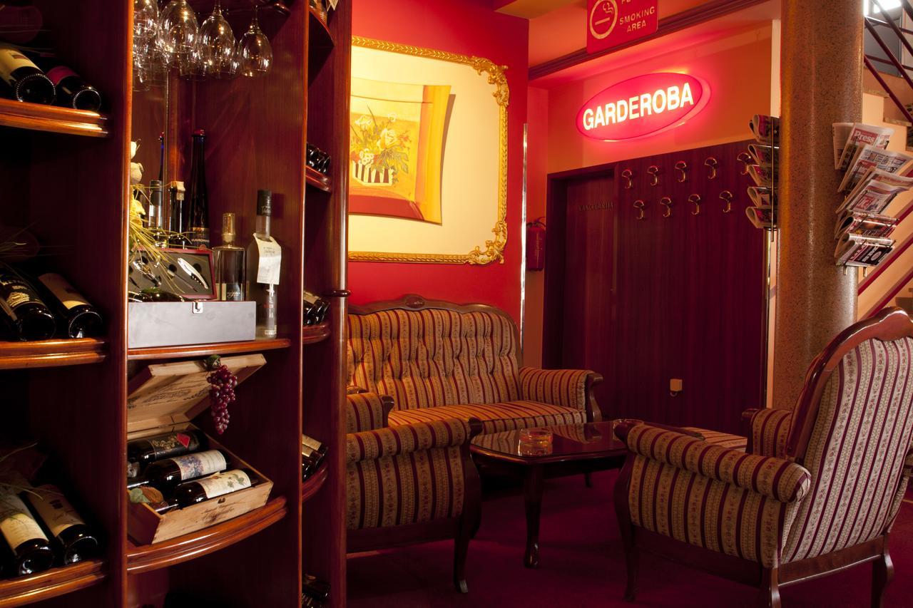 Taxi Bar Motel ボサンスカ・グラディシュカ エクステリア 写真