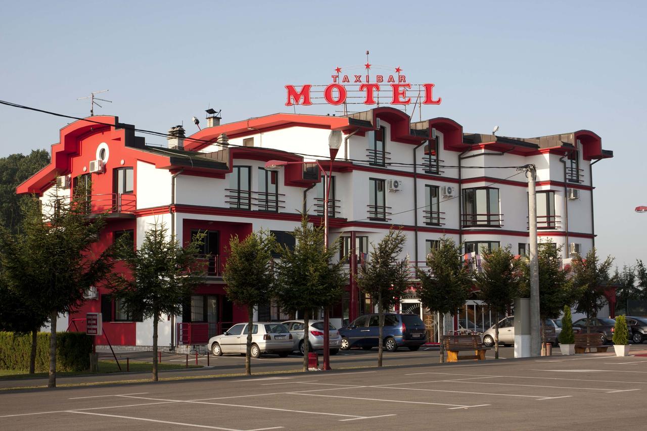 Taxi Bar Motel ボサンスカ・グラディシュカ エクステリア 写真