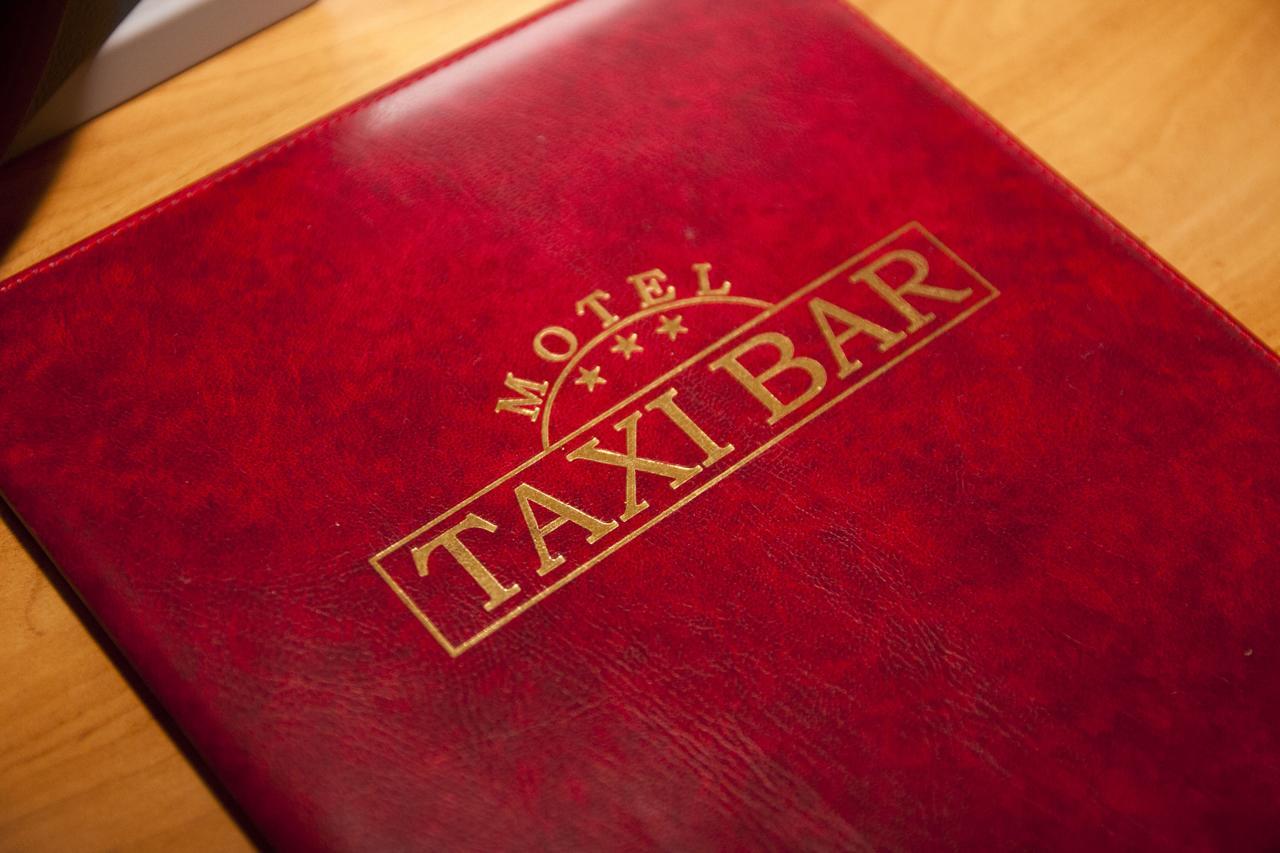 Taxi Bar Motel ボサンスカ・グラディシュカ エクステリア 写真