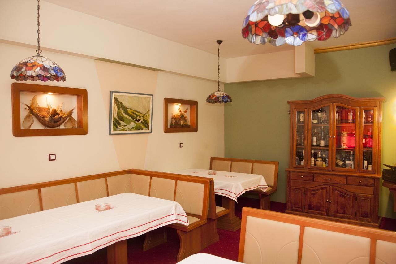 Taxi Bar Motel ボサンスカ・グラディシュカ エクステリア 写真