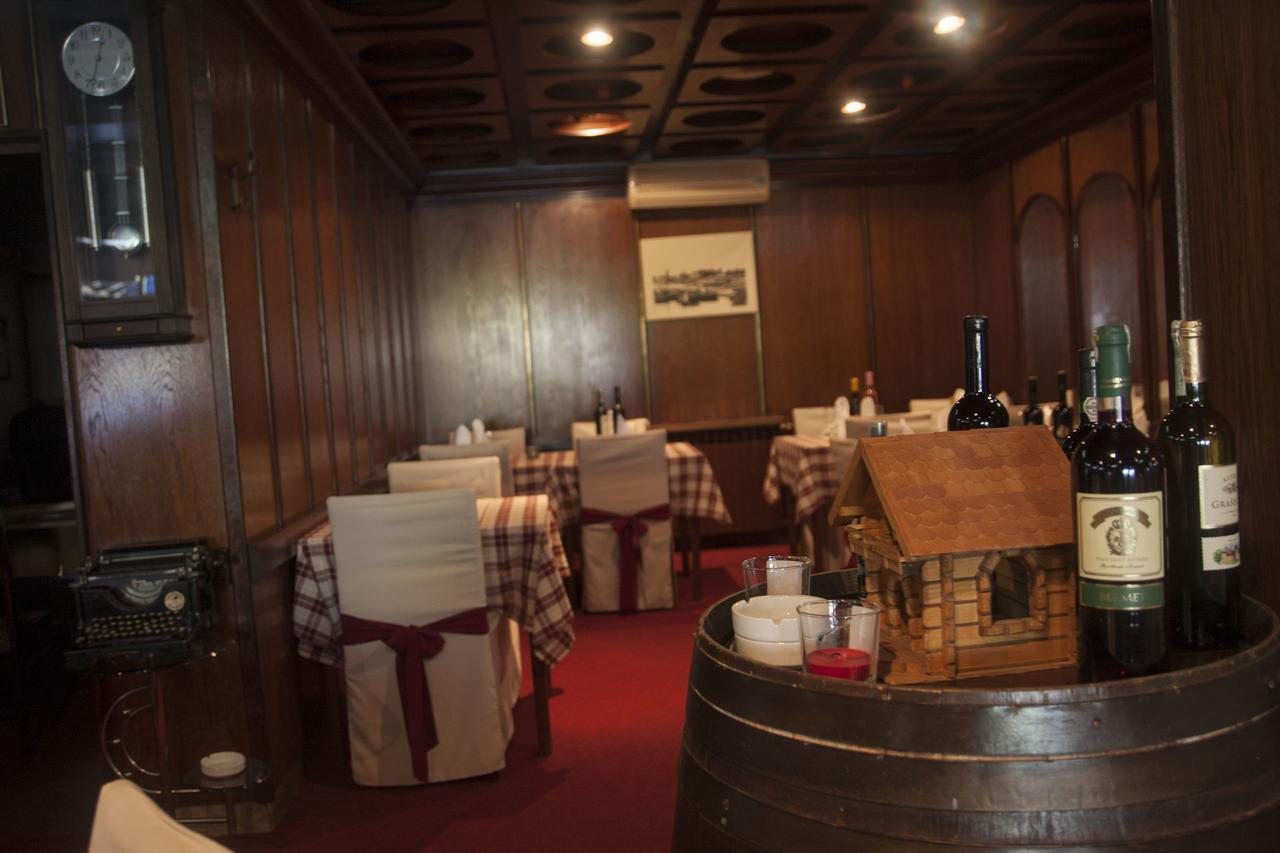 Taxi Bar Motel ボサンスカ・グラディシュカ エクステリア 写真